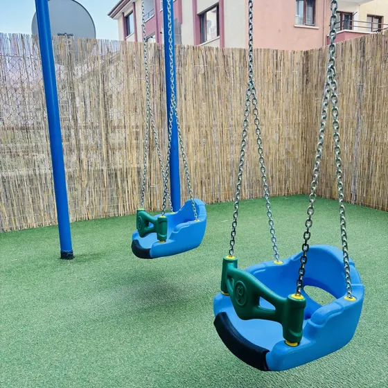 Bahçedeki salıncaklar