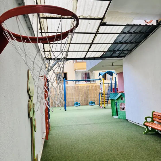 Üstü kapalı bahçede basketbol potası